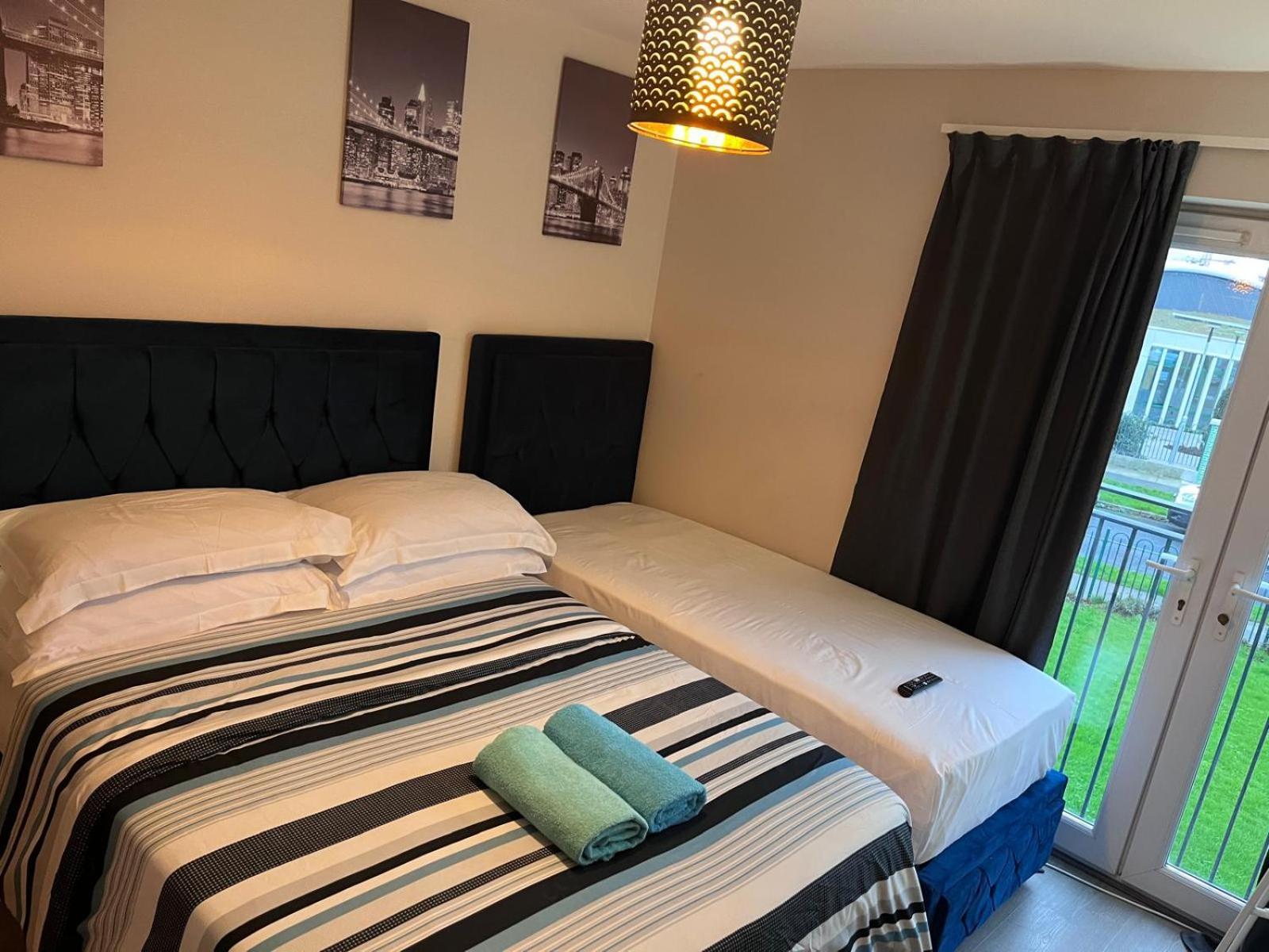 Lovely Twin With Ensuite Bathroom 15 Mins From Airport Accommodatie bij particulieren *