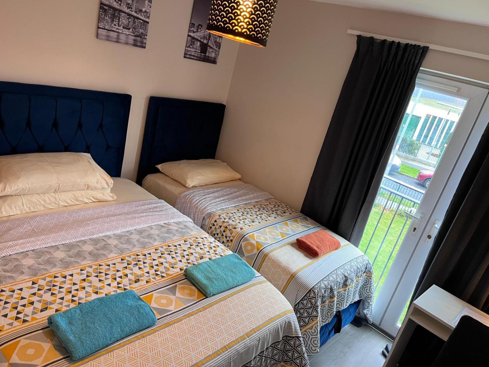 Lovely Twin With Ensuite Bathroom 15 Mins From Airport Hospedagem domiciliar *